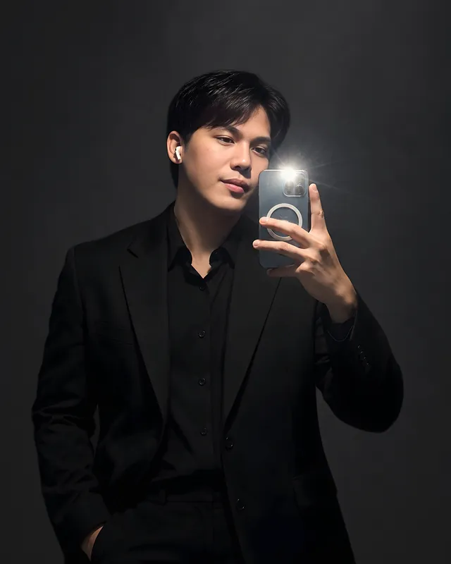 Christopher “Shone” Alcantara taking a mirror selfie